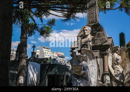 Buenos Aires, Argentinien - Friedhof La Recoleta liegt im gleichnamigen Stadtteil Recoleta, einem der teuersten Wohn- und Geschäftsviertel der Hauptstadt. Cementario de la Recoleta war zur Ruhestätte zahlreicher wohlhabender und prominenter Einwohner, zu den bekanntesten zaehlt die zweite Ehefrau von Juan Peron, Eva Peron. Buenos Aires Buenos Aires Argentinien *** Buenos Aires, Argentinien der Friedhof La Recoleta befindet sich im gleichnamigen Stadtteil Recoleta, einem der teuersten Wohn- und Geschäftsviertel der Hauptstadt Cementario de la Recoleta Stockfoto