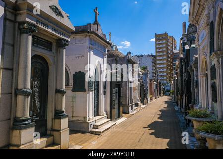 Buenos Aires, Argentinien - Friedhof La Recoleta liegt im gleichnamigen Stadtteil Recoleta, einem der teuersten Wohn- und Geschäftsviertel der Hauptstadt. Cementario de la Recoleta war zur Ruhestätte zahlreicher wohlhabender und prominenter Einwohner, zu den bekanntesten zaehlt die zweite Ehefrau von Juan Peron, Eva Peron. Buenos Aires Buenos Aires Argentinien *** Buenos Aires, Argentinien der Friedhof La Recoleta befindet sich im gleichnamigen Stadtteil Recoleta, einem der teuersten Wohn- und Geschäftsviertel der Hauptstadt Cementario de la Recoleta Stockfoto