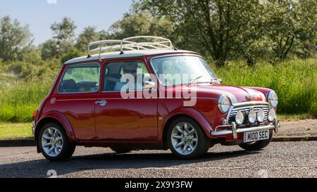 Stony Stratford, Großbritannien - 2. Juni 2024: 2000 roter Rover Mini Cooper Auto auf einer britischen Landstraße Stockfoto