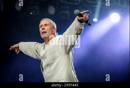 Leyland, Lancashire, Sonntag, 26. Mai 2024. Mark „Bez“ Berry von den Happy Mondays tritt auf der Bühne des jährlichen Music in the Park Festivals in Worden auf Stockfoto