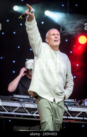 Leyland, Lancashire, Sonntag, 26. Mai 2024. Mark „Bez“ Berry von den Happy Mondays tritt auf der Bühne des jährlichen Music in the Park Festivals in Worden auf Stockfoto