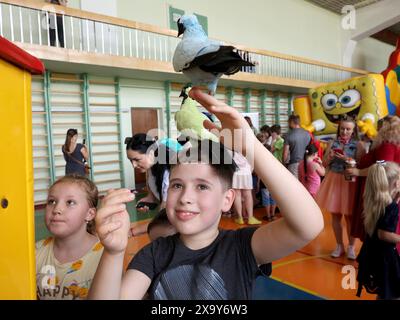 CHARKIW, UKRAINE - 01. JUNI 2024 - Teilnehmer des Internationalen Kindertags in Charkiw, Nordostukraine Stockfoto