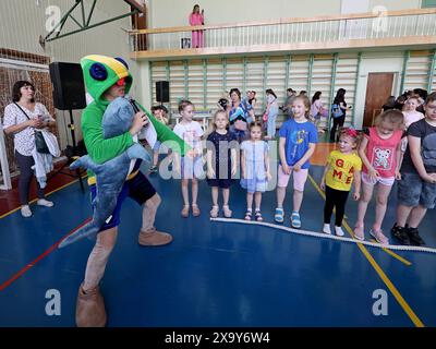 CHARKIW, UKRAINE - 01. JUNI 2024 - Teilnehmer des Internationalen Kindertags in Charkiw, Nordostukraine Stockfoto