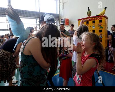 CHARKIW, UKRAINE - 01. JUNI 2024 - Teilnehmer des Internationalen Kindertags in Charkiw, Nordostukraine Stockfoto