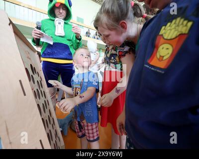 CHARKIW, UKRAINE - 01. JUNI 2024 - Teilnehmer des Internationalen Kindertags in Charkiw, Nordostukraine Stockfoto