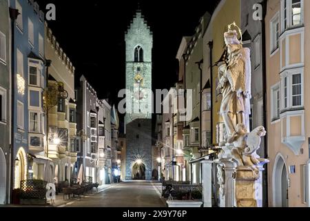 Vipiteno (Sterzing): Die Hauptstraße des historischen Zentrums mit dem mittelalterlichen Torre delle Dodici. Südtirol, Italien. Stockfoto