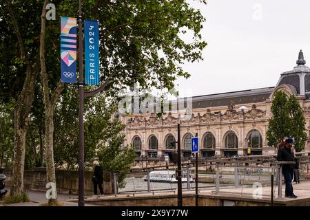 Paris, Frankreich. Juni 2024. Banner für die Olympischen Spiele hängen an einem Lampenträger. Die Olympischen Spiele finden vom 26. Juli bis 11. August 2024 statt. Frank Molter/dpa/Alamy Live News Stockfoto