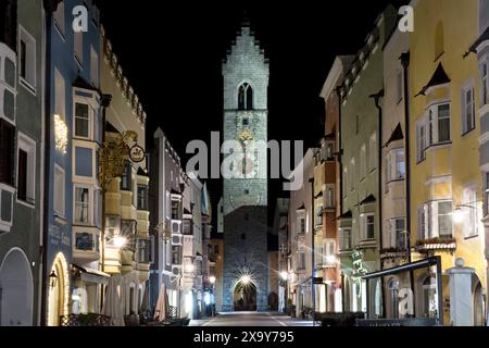 Vipiteno (Sterzing): Die Hauptstraße des historischen Zentrums mit dem mittelalterlichen Torre delle Dodici. Südtirol, Italien. Stockfoto