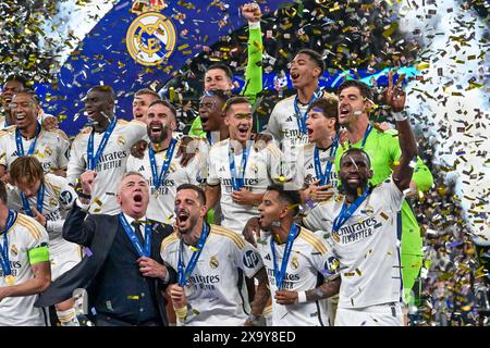 London, England. Juni 2024. Die Spieler von Real Madrid können die Trophäe als Gewinner des Endspiels der UEFA Champions League 2024 zwischen Borussia Dortmund und Real Madrid in Wembley in London erhöhen. (Foto: Gonzales Photo - Tommaso Fimiano). Stockfoto