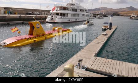 Ein gelbes U-Boot von U-Boot Safaris nimmt Touristen mit auf eine Reise von Puerto Calero, Lanzarote Stockfoto