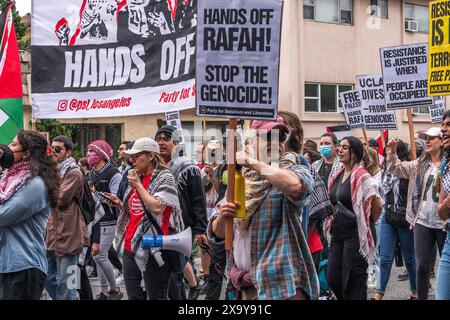 West Hollywood, CA, USA – 1. Juni 2024: Pro-palästinensische Demonstranten marschieren während der „Rise Up for Rafah“-Kundgebung in West Hollywood, CA Stockfoto