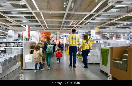 Das Innere des IKEA-Geschäfts mit Arbeitern und Menschen, die durch einen Gang gehen Barakaldo Bilbao Baskenland Spanien Stockfoto