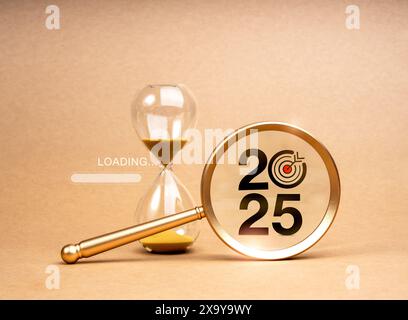 Loading to Happy New Year 2025, Bannerhintergrund. 2025 Zahl- und Zielsymbol in der Lupe in der Nähe der Sanduhr mit Ladebalken Stockfoto