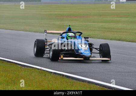 Maxwell Dodds, Virtuosi Racing, ROKiT F4 British Championship, von der FIA zertifiziert, drei 20-Minuten-Rennen am Wochenende auf dem Snetterton 300 Stockfoto