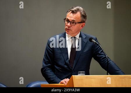 HAAG, NIEDERLANDE - 13. FEBRUAR: Minister für Infrastruktur und Wasserwirtschaft Mark Harbers während der Plenardebatte im Tweede Kamer über Fe Stockfoto