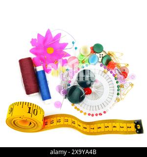 Nähwerkzeuge und Maßband isoliert auf weißem Hintergrund. Collage. Stockfoto