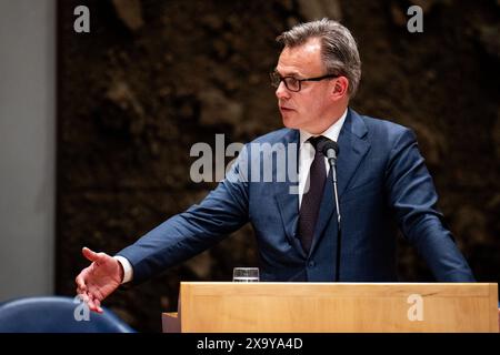 HAAG, NIEDERLANDE - 13. FEBRUAR: Minister für Infrastruktur und Wasserwirtschaft Mark Harbers während der Plenardebatte im Tweede Kamer über Fe Stockfoto