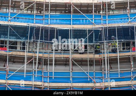 London, Großbritannien. 3. Juni 2024. Die blaue Plane, die kürzlich das Außengerüst (einschließlich einer riesigen IKEA-Einkaufstasche) rund um das ehemalige Top-Shop-Flaggschiff des Oxford Circus bedeckte, wurde entfernt. IKEA plant, 2025 einen innerstädtischen Laden zu eröffnen. Kommentatoren haben gesagt, dass die Oxford Street, einst Europas geschäftigste Einkaufsstraße, einen dringend benötigten Boost braucht. Quelle: Stephen Chung / Alamy Live News Stockfoto