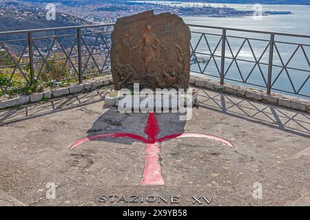 Triest, Italien - 7. März 2020: Gedenkstätte für die Auferstehung Jesu 15. Station der Via Crucis Monte Grisa Tempel sonniger Wintertag. Stockfoto