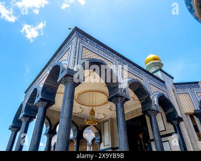 Der wunderschöne Blick auf die Architektur der ASR Hassanil Bolkiah Moschee von Jame, benannt nach Hassanal Bolkiah, dem 29. Und jetzigen Sultan von Brunei in Bandar SE Stockfoto