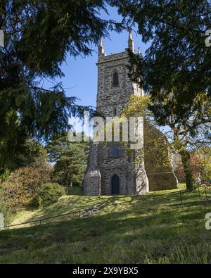 St. Mary's Church, Mona Road, Menai Bridge, Anglesey, Wales. An einem sonnigen Tag durch Bäume von der Straße aus gesehen. Stockfoto