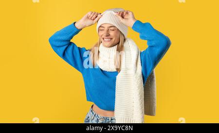 Frau mit blauem Pullover und weißem Schal Stockfoto