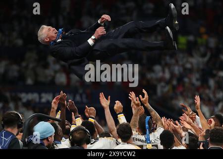 Trainer von Real Madrid, Carlo Ancelotti, der am Ende des Spiels von seinen Spielern in die Luft geworfen wird - Borussia Dortmund gegen Real Madrid, UEFA Champions League Finale, Wembley Stadium, London, Großbritannien - 1. Juni 2024 Stockfoto