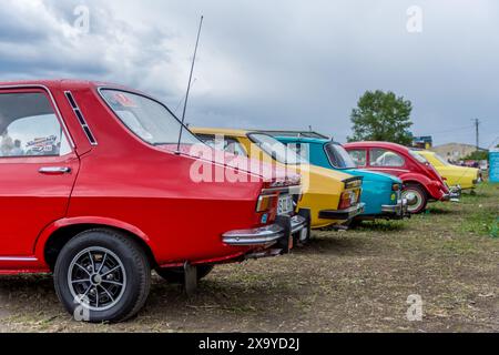 Eine Reihe von Autos stand auf einem Parkplatz in Iasi, Rumänien Stockfoto