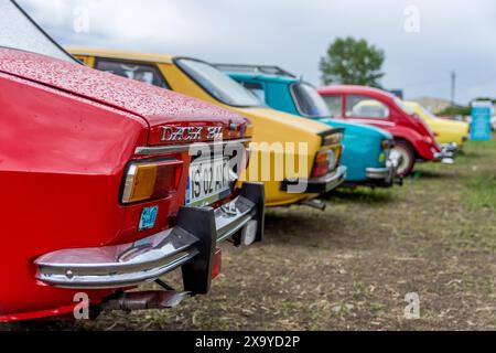 Mehrere Oldtimer parkten am Straßenrand in Iasi, Romaniakl Stockfoto