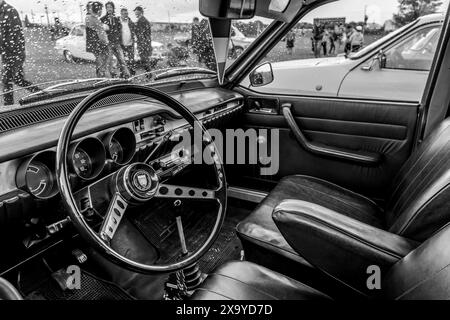 Das Innere eines Rücksitzes eines Autos, von innen gesehen in Iasi, Rumänien Stockfoto