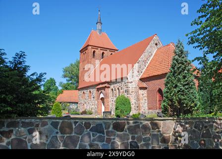 01.06.2009 Mehmke/ Feldsteinkirche Deutschland/ Sachsen Anhalt/ Altmark/ Altmarkkreis Salzwedel/ Flecken Diesdorf/ Ortsteil Mehmke/ Dorfkirche/ Feldsteinkirche/ im Hintergrund das Pfarrhaus/ Fachwerkhaus/ Friedhof/Friedhofsmauer/Mauer/Feldsteinmauer *** 01 06 2009 Mehmke Feldsteinkirche Deutschland Sachsen Anhalt Altmark Altmarkkreis Salzwedel Flecken Diesdorf Bezirk Mehmke Dorfkirche Feldsteinkirche im Hintergrund das Pfarrhaus Fachwerkhaus Friedhof Friedhofsmauer Wand Feldsteinmauer Stockfoto