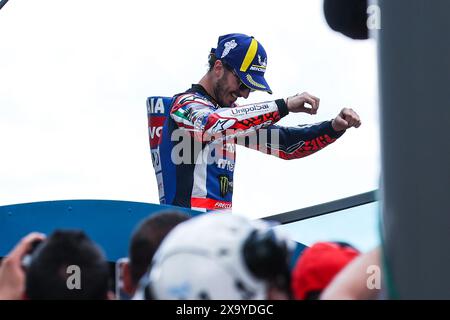 Scarperia, Italien. Juni 2024. Francesco Pecco Bagnaia aus Italien und Ducati Lenovo Team feiern am Ende des MotoGP GP7 Gran Premio d'Italia Brembo – Podium auf dem Mugello Circuit. Quelle: SOPA Images Limited/Alamy Live News Stockfoto