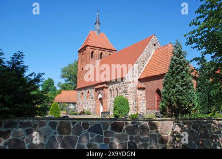 01.06.2009 Mehmke/ Feldsteinkirche Deutschland/ Sachsen Anhalt/ Altmark/ Altmarkkreis Salzwedel/ Flecken Diesdorf/ Ortsteil Mehmke/ Dorfkirche/ Feldsteinkirche/ im Hintergrund das Pfarrhaus/ Fachwerkhaus/ Friedhof/Friedhofsmauer/Mauer/Feldsteinmauer *** 01 06 2009 Mehmke Feldsteinkirche Deutschland Sachsen Anhalt Altmark Altmarkkreis Salzwedel Flecken Diesdorf Bezirk Mehmke Dorfkirche Feldsteinkirche im Hintergrund das Pfarrhaus Fachwerkhaus Friedhof Friedhofsmauer Wand Feldsteinmauer Stockfoto