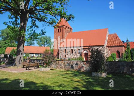 01.06.2009 Mehmke/ Feldsteinkirche Deutschland/ Sachsen Anhalt/ Altmark/ Altmarkkreis Salzwedel/ Flecken Diesdorf/ Ortsteil Mehmke/ Dorfkirche/ Feldsteinkirche/ im Hintergrund das Pfarrhaus/ Fachwerkhaus/ Friedhof/Friedhofsmauer/Mauer/Feldsteinmauer *** 01 06 2009 Mehmke Feldsteinkirche Deutschland Sachsen Anhalt Altmark Altmarkkreis Salzwedel Flecken Diesdorf Bezirk Mehmke Dorfkirche Feldsteinkirche im Hintergrund das Pfarrhaus Fachwerkhaus Friedhof Friedhofsmauer Wand Feldsteinmauer Stockfoto