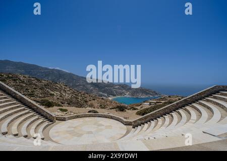 Blick auf das Freilufttheater Odysseas Elytis und den berühmten Strand Mylopotas im Hintergrund in iOS Greece Stockfoto