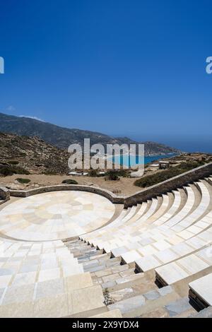 Blick auf das Freilufttheater Odysseas Elytis und den berühmten Strand Mylopotas im Hintergrund in iOS Greece Stockfoto