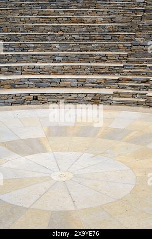 Blick auf einen Teil der Szene und die Stufen des Freilufttheaters Odysseas Elytis in iOS Griechenland Stockfoto