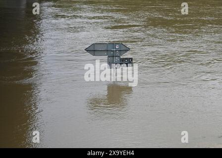 In weiten Teilen nimmt der Regen seit Tagen kein Ende. Flüsse und Bäche treten über die Ufer, Wassermassen fluten Keller und die Hochwasserpegel steigen weiter an. Einsatzkräfte sind im Dauereinsatz. Foto: Schilder unter Wasser. Hochwasser in der Weltkulturerbe-Stadt Regensburg, Bayern. In Regensburg erreicht man die Donau einen Pegel von sechs Metern. Damit gilt die Hochwasser-Meldestufe vier. Am Vormittag wurde der Katastrophenfall ausgerufen. *** In weiten Teilen Bayerns hat der Regen seit Tagen nicht aufgehört Flüsse und Bäche überschwemmen ihre Ufer, Wassermassen überschwemmen Keller und Hochwasser Stockfoto