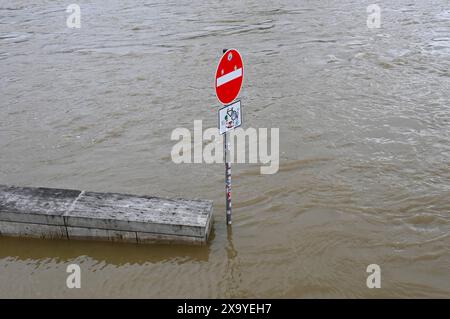 In weiten Teilen nimmt der Regen seit Tagen kein Ende. Flüsse und Bäche treten über die Ufer, Wassermassen fluten Keller und die Hochwasserpegel steigen weiter an. Einsatzkräfte sind im Dauereinsatz. Foto: Verkehrsschild unter Wasser. Hochwasser in der Weltkulturerbe-Stadt Regensburg, Bayern. In Regensburg erreicht man die Donau einen Pegel von sechs Metern. Damit gilt die Hochwasser-Meldestufe vier. Am Vormittag wurde der Katastrophenfall ausgerufen. *** In weiten Teilen Bayerns hat der Regen seit Tagen nicht aufgehört Flüsse und Bäche überschwemmen ihre Ufer, Massen von Wasser überschwemmen Keller und Stockfoto