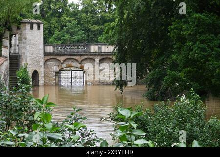 In weiten Teilen nimmt der Regen seit Tagen kein Ende. Flüsse und Bäche treten über die Ufer, Wassermassen fluten Keller und die Hochwasserpegel steigen weiter an. Einsatzkräfte sind im Dauereinsatz. Foto: Hochwasser im Villapark, in der Weltkulturerbe-Stadt Regensburg, Bayern. In Regensburg erreicht man die Donau einen Pegel von sechs Metern. Damit gilt die Hochwasser-Meldestufe vier. Am Vormittag wurde der Katastrophenfall ausgerufen. *** In weiten Teilen Bayerns hat der Regen seit Tagen nicht aufgehört Flüsse und Bäche überschwemmen ihre Ufer, Massen von Wasser überschwemmen Keller und Hochwasserstände Co Stockfoto