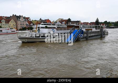 In weiten Teilen nimmt der Regen seit Tagen kein Ende. Flüsse und Bäche treten über die Ufer, Wassermassen fluten Keller und die Hochwasserpegel steigen weiter an. Einsatzkräfte sind im Dauereinsatz. Foto: Die Personenschifffahrt wurde eingestellt. Hochwasser in der Weltkulturerbe-Stadt Regensburg, Bayern. In Regensburg erreicht man die Donau einen Pegel von sechs Metern. Damit gilt die Hochwasser-Meldestufe vier. Am Vormittag wurde der Katastrophenfall ausgerufen. *** In weiten Teilen Bayerns hat der Regen seit Tagen nicht aufgehört Flüsse und Bäche überschwemmen ihre Ufer, Wassermassen schweben Stockfoto