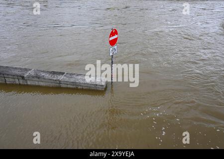 In weiten Teilen nimmt der Regen seit Tagen kein Ende. Flüsse und Bäche treten über die Ufer, Wassermassen fluten Keller und die Hochwasserpegel steigen weiter an. Einsatzkräfte sind im Dauereinsatz. Foto: Verkehrsschild unter Wasser. Hochwasser in der Weltkulturerbe-Stadt Regensburg, Bayern. In Regensburg erreicht man die Donau einen Pegel von sechs Metern. Damit gilt die Hochwasser-Meldestufe vier. Am Vormittag wurde der Katastrophenfall ausgerufen. *** In weiten Teilen Bayerns hat der Regen seit Tagen nicht aufgehört Flüsse und Bäche überschwemmen ihre Ufer, Massen von Wasser überschwemmen Keller und Stockfoto