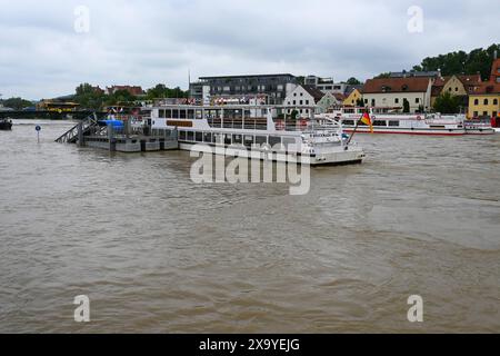 In weiten Teilen nimmt der Regen seit Tagen kein Ende. Flüsse und Bäche treten über die Ufer, Wassermassen fluten Keller und die Hochwasserpegel steigen weiter an. Einsatzkräfte sind im Dauereinsatz. Foto: Ausflugschiffe. Hochwasser in der Weltkulturerbe-Stadt Regensburg, Bayern. In Regensburg erreicht man die Donau einen Pegel von sechs Metern. Damit gilt die Hochwasser-Meldestufe vier. Am Vormittag wurde der Katastrophenfall ausgerufen. *** In weiten Teilen Bayerns hat der Regen seit Tagen nicht aufgehört Flüsse und Bäche überschwemmen ihre Ufer, Massen von Wasser überschwemmen Keller und Hochwasserstände Stockfoto