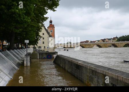 In weiten Teilen nimmt der Regen seit Tagen kein Ende. Flüsse und Bäche treten über die Ufer, Wassermassen fluten Keller und die Hochwasserpegel steigen weiter an. Einsatzkräfte sind im Dauereinsatz. Foto: Hochwasser in der Weltkulturerbe-Stadt Regensburg, Bayern. In Regensburg erreicht man die Donau einen Pegel von sechs Metern. Damit gilt die Hochwasser-Meldestufe vier. Am Vormittag wurde der Katastrophenfall ausgerufen. *** In weiten Teilen Bayerns hat der Regen seit Tagen nicht aufgehört Flüsse und Bäche überschwemmen ihre Ufer, Massen von Wasser überschwemmen Keller und Hochwasserstände steigen weiter Stockfoto