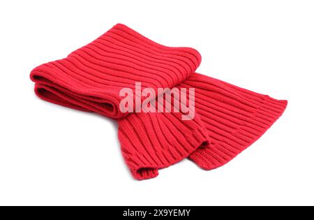 Ein roter Strickschal auf weißem Hintergrund Stockfoto