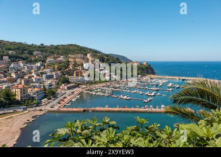 Hafen von Agropoli mit italienischem Schild auf der Anlegestelle: „Willkommen in Agropoli“ Stockfoto