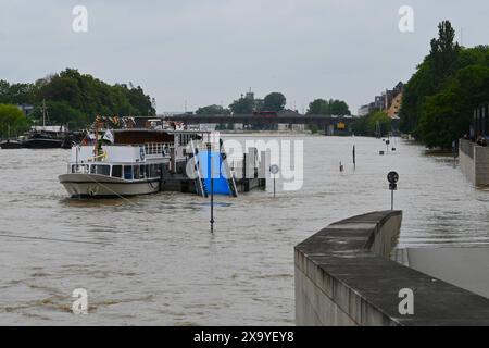 In weiten Teilen nimmt der Regen seit Tagen kein Ende. Flüsse und Bäche treten über die Ufer, Wassermassen fluten Keller und die Hochwasserpegel steigen weiter an. Einsatzkräfte sind im Dauereinsatz. Foto: Die Personenschifffahrt wurde eingestellt. Hochwasser in der Weltkulturerbe-Stadt Regensburg, Bayern. In Regensburg erreicht man die Donau einen Pegel von sechs Metern. Damit gilt die Hochwasser-Meldestufe vier. Am Vormittag wurde der Katastrophenfall ausgerufen. *** In weiten Teilen Bayerns hat der Regen seit Tagen nicht aufgehört Flüsse und Bäche überschwemmen ihre Ufer, Wassermassen schweben Stockfoto