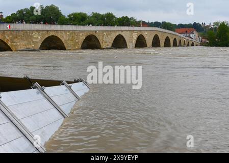 In weiten Teilen nimmt der Regen seit Tagen kein Ende. Flüsse und Bäche treten über die Ufer, Wassermassen fluten Keller und die Hochwasserpegel steigen weiter an. Einsatzkräfte sind im Dauereinsatz. Foto: Die Steinerne Brücke aus Sicht der historischen Wurstkuchl. Hochwasser in der Weltkulturerbe-Stadt Regensburg, Bayern. In Regensburg erreicht man die Donau einen Pegel von sechs Metern. Damit gilt die Hochwasser-Meldestufe vier. Am Vormittag wurde der Katastrophenfall ausgerufen. *** In weiten Teilen Bayerns hat der Regen seit Tagen nicht aufgehört Flüsse und Bäche überströmen ihre Ufer, MAS Stockfoto