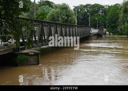 In weiten Teilen nimmt der Regen seit Tagen kein Ende. Flüsse und Bäche treten über die Ufer, Wassermassen fluten Keller und die Hochwasserpegel steigen weiter an. Einsatzkräfte sind im Dauereinsatz. Foto: Grieserer Steg. Hochwasser in der Weltkulturerbe-Stadt Regensburg, Bayern. In Regensburg erreicht man die Donau einen Pegel von sechs Metern. Damit gilt die Hochwasser-Meldestufe vier. Am Vormittag wurde der Katastrophenfall ausgerufen. *** In weiten Teilen Bayerns hat der Regen seit Tagen nicht aufgehört Flüsse und Bäche überschwemmen ihre Ufer, Massen von Wasser überschwemmen Keller und Hochwasserstände Stockfoto