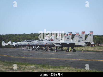 Eine Reihe von F-15-Kampfflugzeugen, die auf einem Flughafen auf einer Flugschau in Massachusetts sitzen Stockfoto